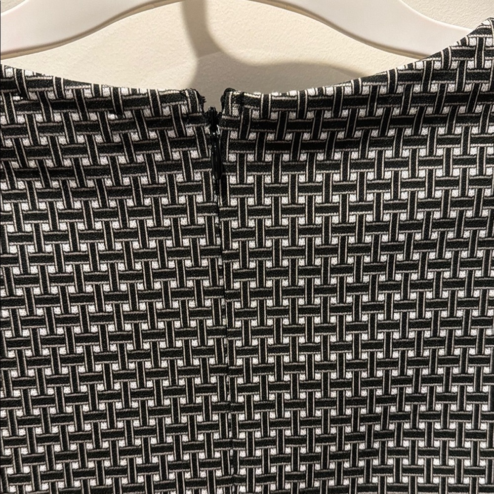 Short-Sleeve Black and White Patterned Tunic Top - Picture 5 of 5